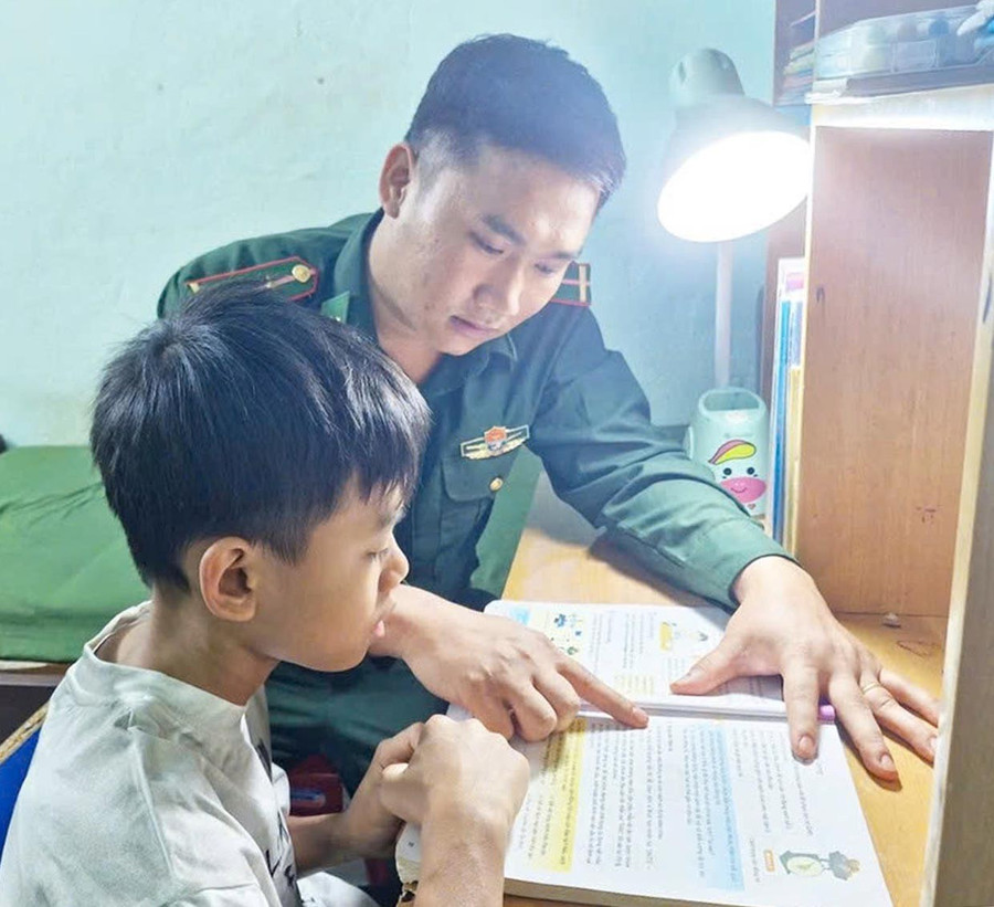 Thầy giáo quân hàm xanh ở địa bàn biên giới tỉnh Gia Lai.