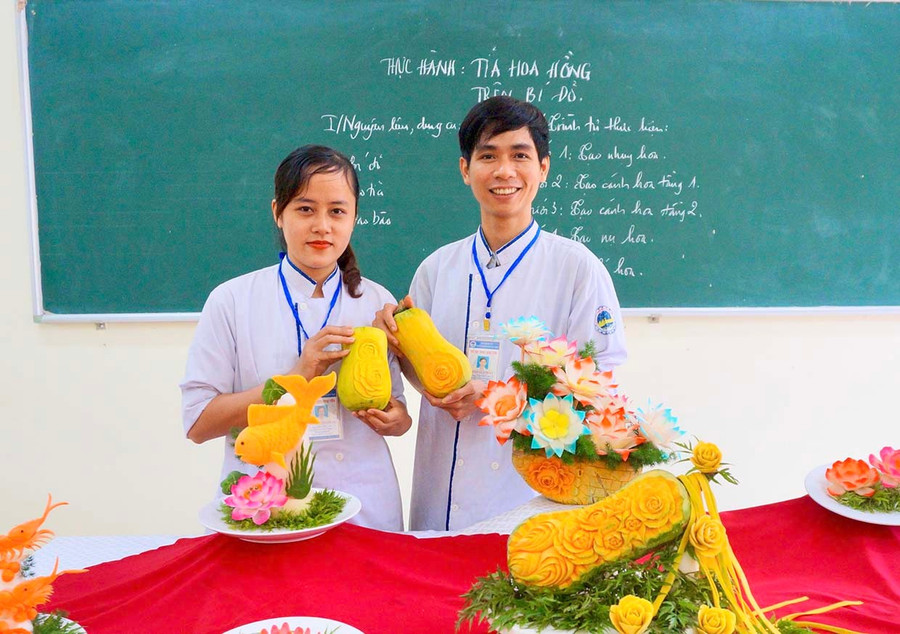 Vợ chồng Phạm Lê Anh Vũ-Nguyễn Thanh Lệ trong một giờ học cắt tỉa của nghề Kỹ thuật chế biến món ăn tại Trường Cao đẳng Kỹ thuật Công nghệ Quy Nhơn. Ảnh: Nguyễn Muội