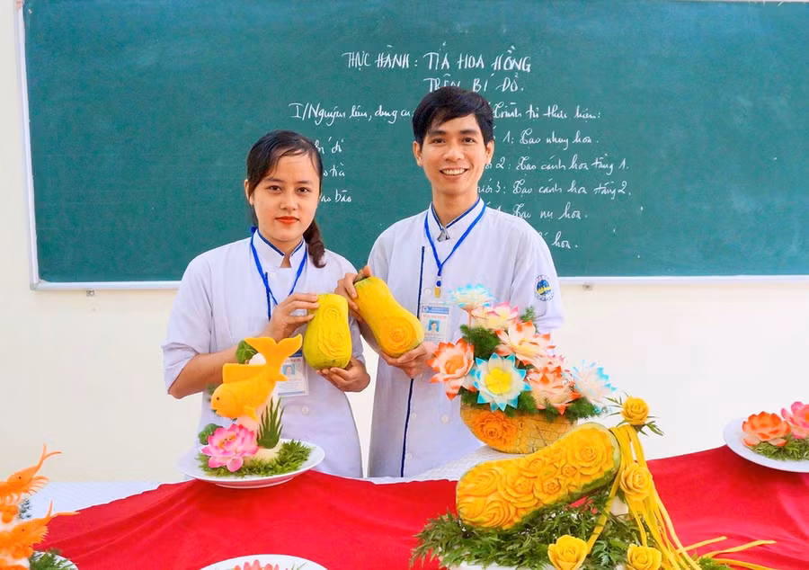 Vợ chồng Phạm Lê Anh Vũ-Nguyễn Thanh Lệ trong một giờ học cắt tỉa của nghề Kỹ thuật chế biến món ăn tại Trường Cao đẳng Kỹ thuật Công nghệ Quy Nhơn. Ảnh: Nguyễn Muội