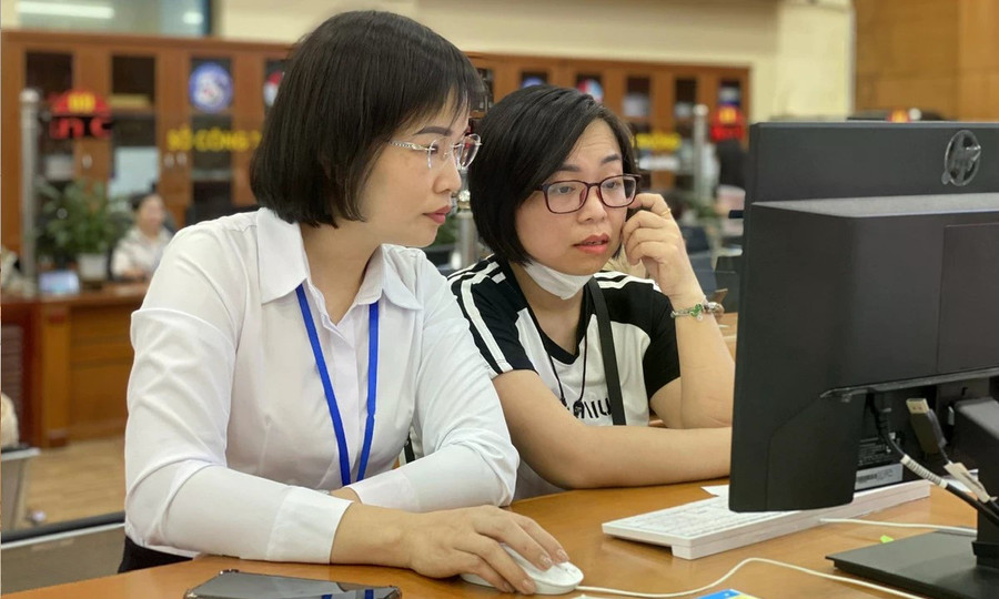 Công chức tỉnh Bắc Ninh hỗ trợ người dân giải quyết thủ tục hành chính.