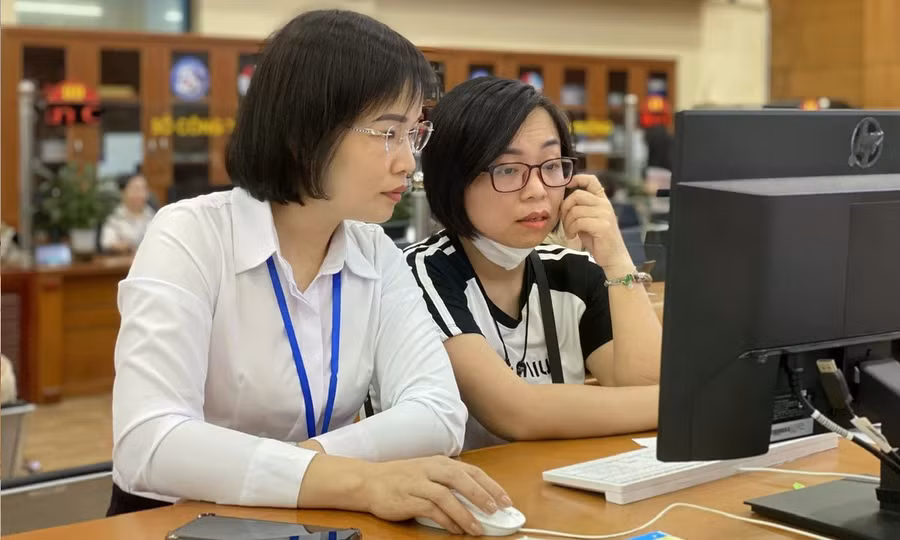 Công chức tỉnh Bắc Ninh hỗ trợ người dân giải quyết thủ tục hành chính.