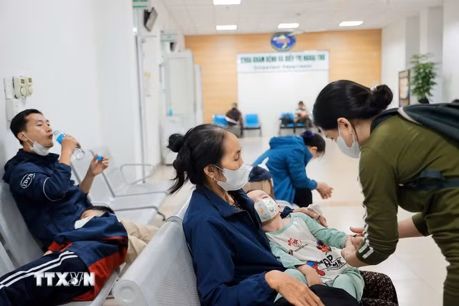 Khám và điều trị cho bệnh nhân mắc cúm A trong tình trạng nặng tại Bệnh viện Bệnh nhiệt đới Trung ương. (Ảnh: Minh Quyết/TTXVN)