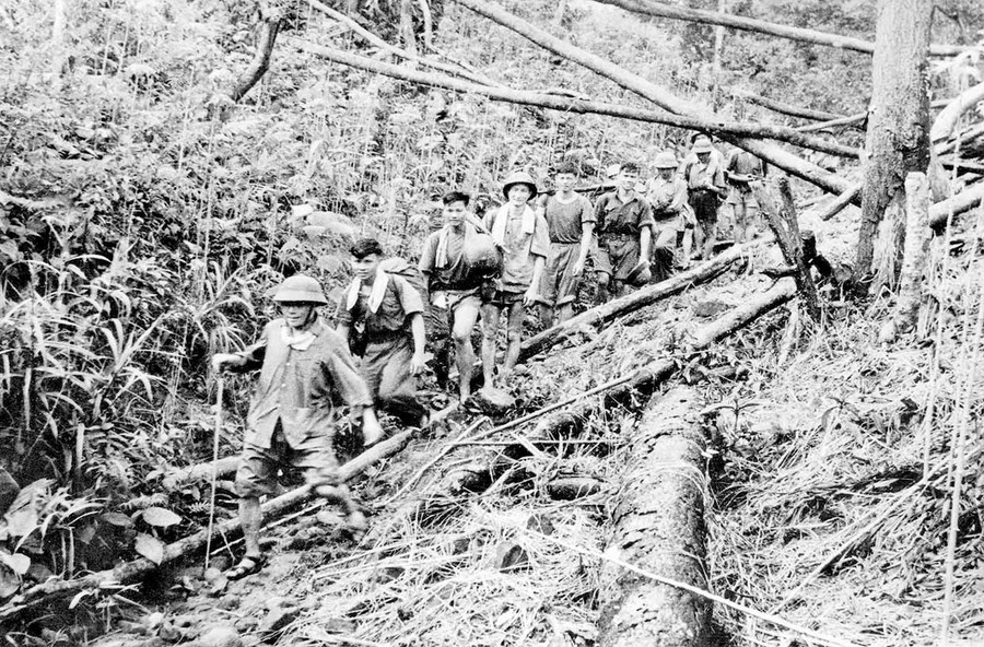 Đồng chí Chu Huy Mân (đi đầu), Tư lệnh kiêm Chính ủy Chiến dịch, cùng cán bộ, chiến sĩ trong Chiến dịch Plei Me (1965).