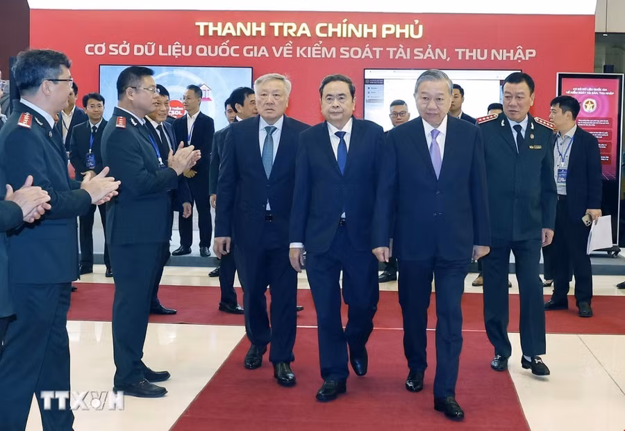 Tổng Bí thư Tô Lâm, Chủ tịch Quốc hội Trần Thanh Mẫn cùng các lãnh đạo Đảng, Nhà nước đến dự Lễ kỷ niệm 80 năm Ngày truyền thống Thanh tra Việt Nam (23/11/1945 - 23/11/2025). (Ảnh: Thống Nhất/TTXVN)