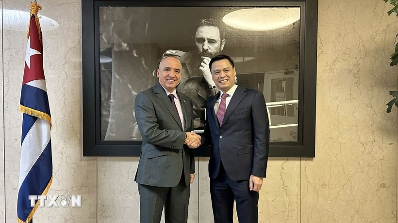 Đại sứ Đặng Hoàng Giang, Trưởng Phái đoàn Thường trực Việt Nam tại Liên hợp quốc (phải), tại cuộc gặp với Đại sứ Ernesto Guzmán, Trưởng Phái đoàn Cuba tại Liên hợp quốc. (Ảnh: TTXVN phát)