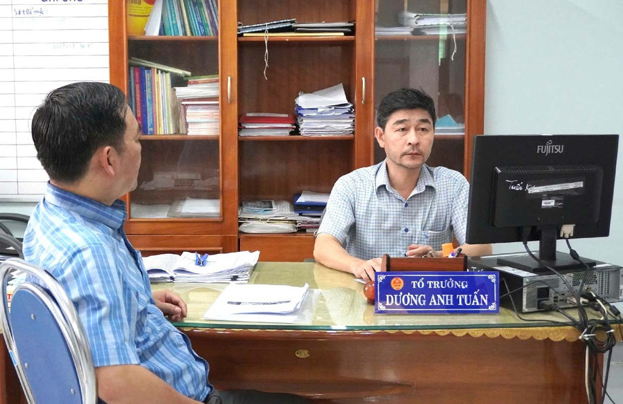 Funcționarii fiscali de la Baza 8 sprijină gospodăriile de afaceri care sunt eligibile să treacă la plata și declararea impozitelor pe cont propriu, conform reglementărilor. Foto: Son Ca Cán bộ Thuế cơ sở 8 hỗ trợ hộ kinh doanh thuộc đối tượng chuyển đổi áp dụng phương pháp tự nộp, tự khai thuế theo quy định. Ảnh: Sơn Ca