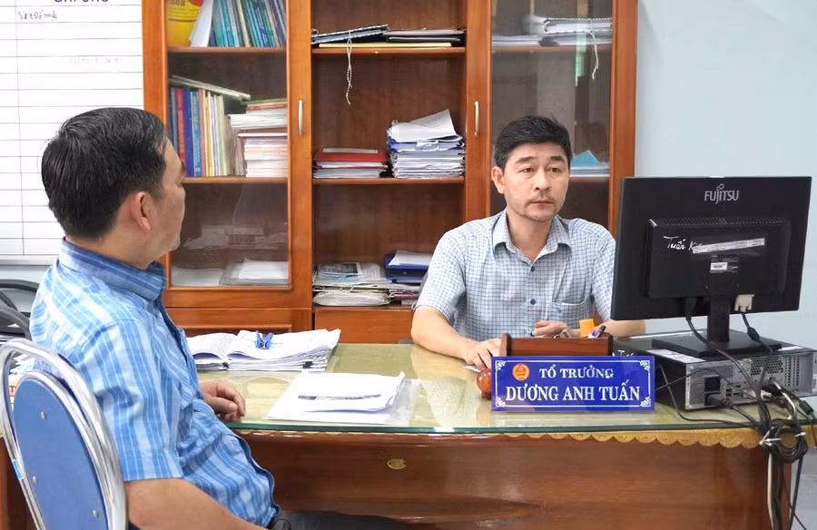 Cán bộ Thuế cơ sở 8 hỗ trợ hộ kinh doanh thuộc đối tượng chuyển đổi áp dụng phương pháp tự nộp, tự khai thuế theo quy định. Ảnh: Sơn Ca