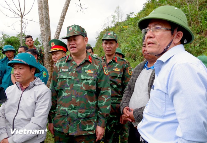 Phó Chủ tịch Ủy ban nhân dân thành phố Đà Nẵng Trần Nam Hưng kiểm tra địa hình khu vực sạt lở. (Ảnh: PV/Vietnam+)