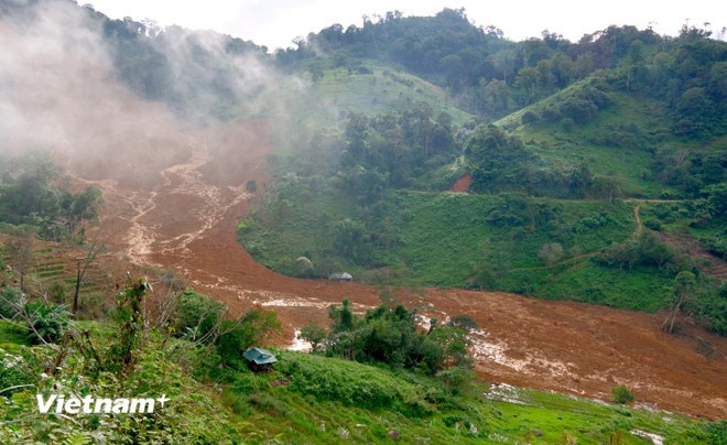 Khu vực sạt lở có địa hình phức tạp, khó tiếp cận và cực kỳ nguy hiểm. (Ảnh: PV/Vietnam+)