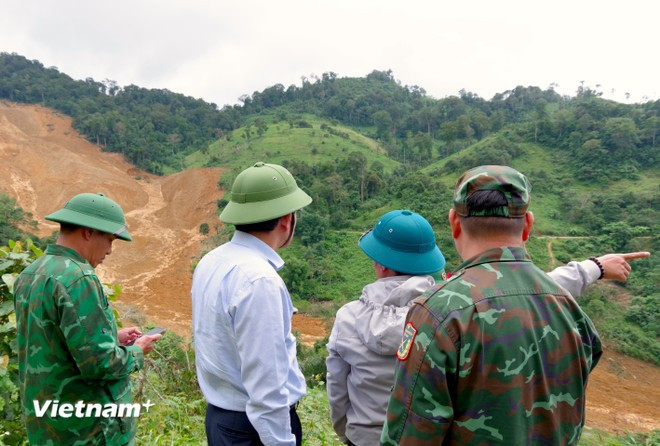Phó Chủ tịch Ủy ban nhân dân thành phố Đà Nẵng Trần Nam Hưng kiểm tra địa hình khu vực sạt lở. (Ảnh: PV/Vietnam+)