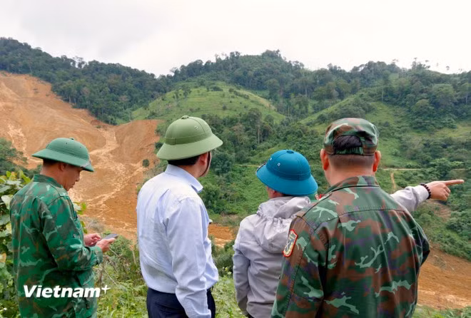 Phó Chủ tịch Ủy ban nhân dân thành phố Đà Nẵng Trần Nam Hưng kiểm tra địa hình khu vực sạt lở. (Ảnh: PV/Vietnam+)