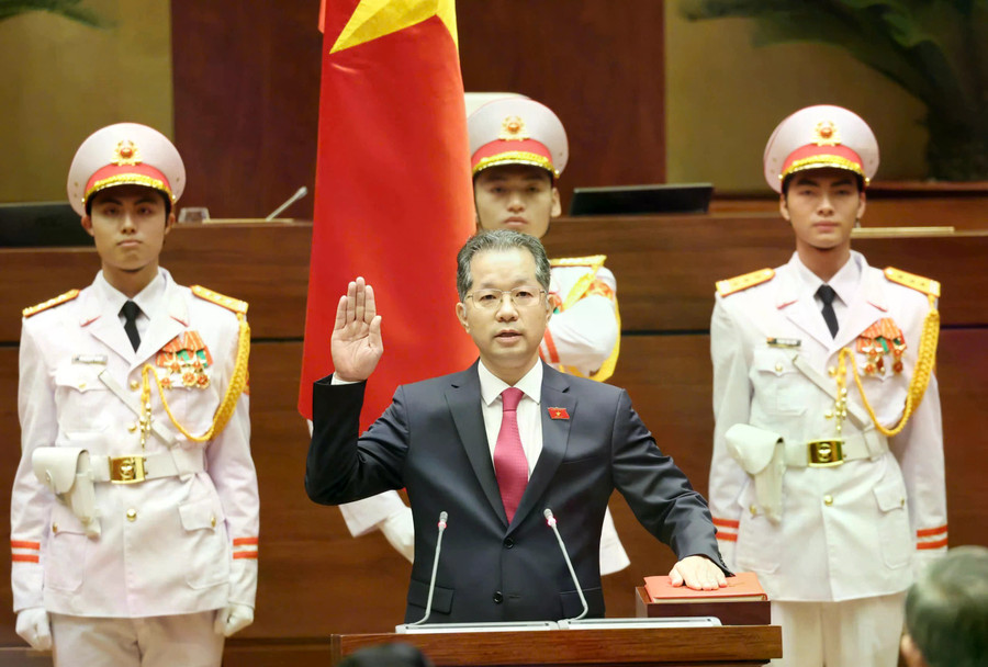 Ông Nguyễn Văn Quảng thực hiện nghi thức tuyên thệ nhậm chức Chánh án TAND tối cao. ẢNH: GIA HÂN