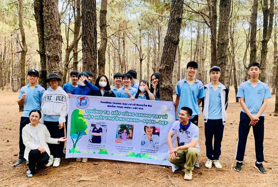 Cô giáo Ngô Thụy Hạ Dung (người ngồi bên trái) cùng các thành viên nhóm “Cỏ cây” tổ chức nhặt rác tại khu vực đồi thông (phường Diên Hồng). Ảnh: NVCC