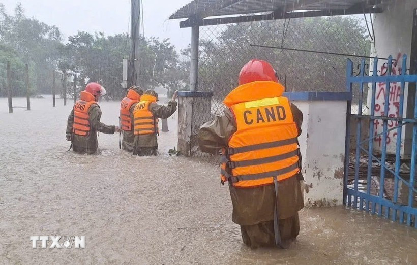 Lực lượng Công an Đắk Lắk có mặt tại các vị trí xung yếu, sẵn sàng ứng phó mưa lũ. (Ảnh: TTXVN phát)