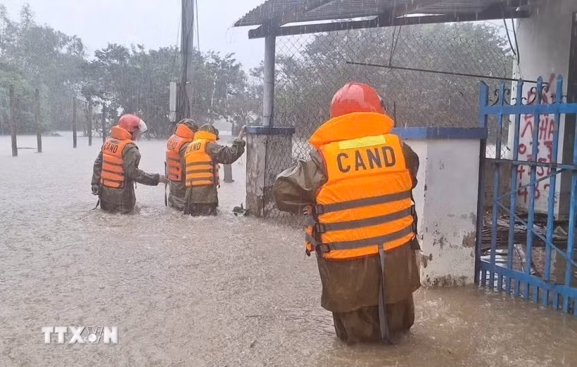 Lực lượng Công an Đắk Lắk có mặt tại các vị trí xung yếu, sẵn sàng ứng phó mưa lũ. (Ảnh: TTXVN phát)