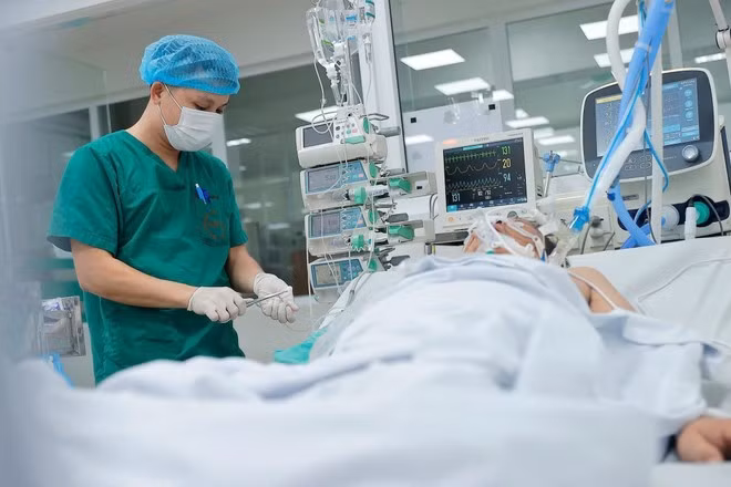 Khám và điều trị cho bệnh nhân mắc cúm A trong tình trạng nặng tại Bệnh viện Bệnh nhiệt đới Trung ương. (Ảnh: Minh Quyết/TTXVN)