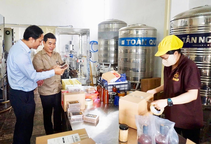 Tại mỗi điểm đến, đoàn công tác lắng nghe doanh nghiệp chia sẻ về quá trình khởi nghiệp, các khó khăn trong tiếp cận vốn - công nghệ - sản xuất, cùng định hướng phát triển bền vững gắn với đổi mới sáng tạo. Ảnh: UYỂN NHƯ