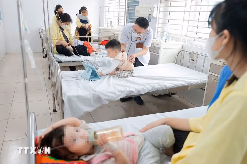 Tại Khoa Nhi Bệnh viện Bệnh nhiệt đới Trung ương đang điều trị cho hơn 50 bệnh nhi mắc cúm A. (Ảnh: Minh Quyết/TTXVN)