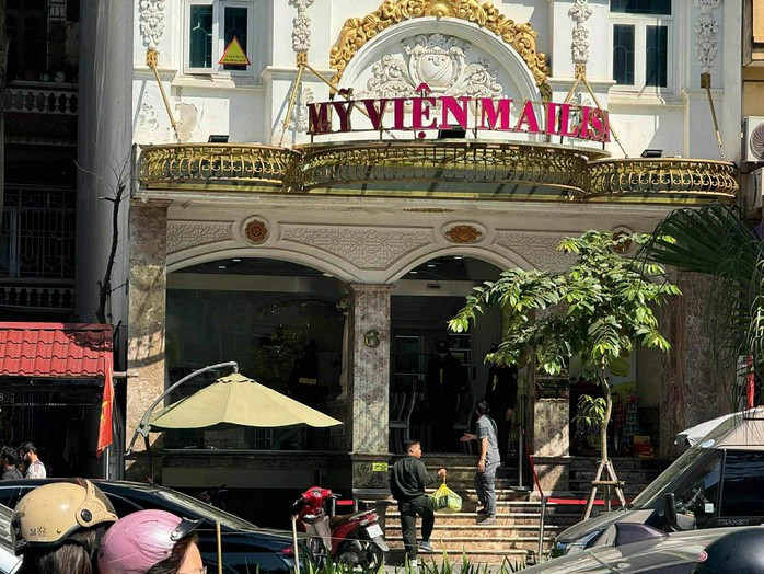 Đến 13 giờ cùng ngày, lực lượng chức năng vẫn hiện diện tại đây