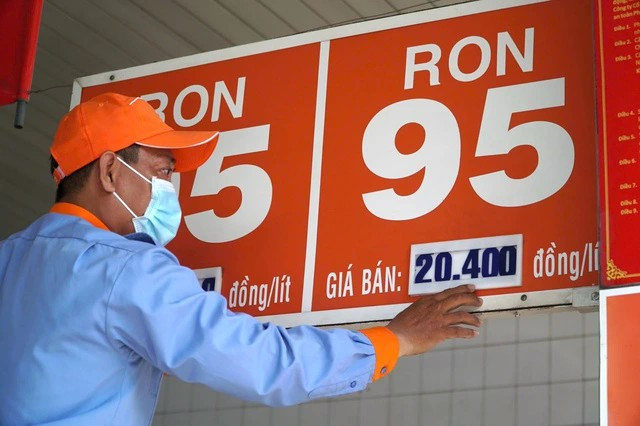 Giá xăng có thể tăng nhẹ từ chiều mai (13.11). ẢNH: PHẠM HỮU