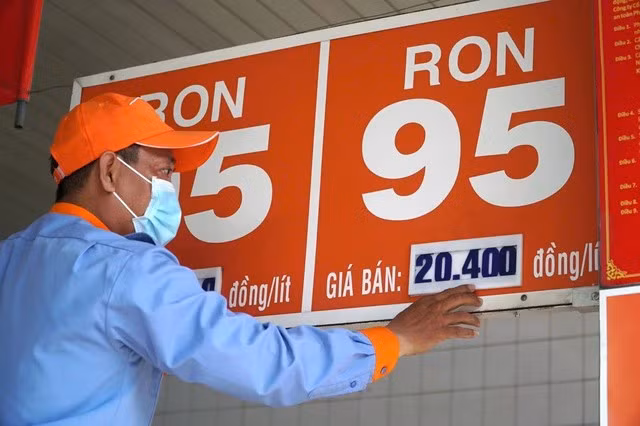 Giá xăng có thể tăng nhẹ từ chiều mai (13.11). ẢNH: PHẠM HỮU