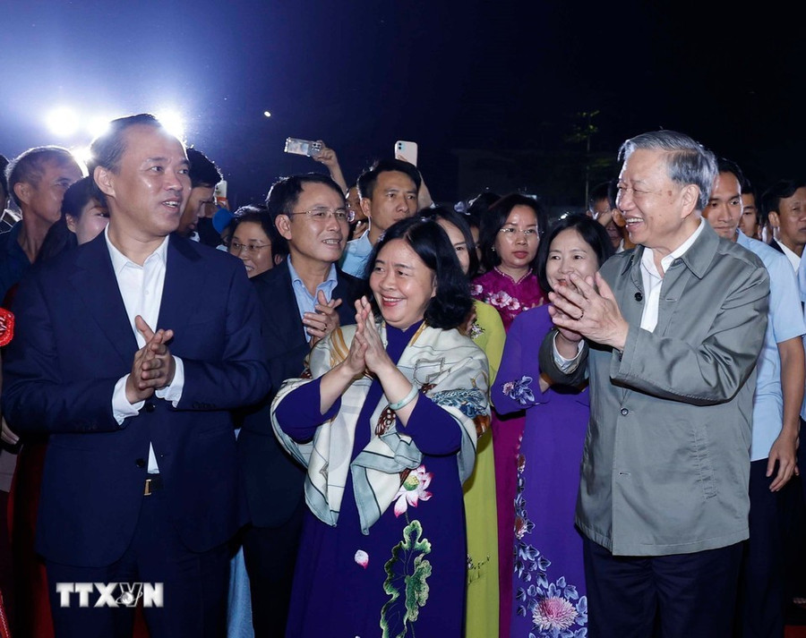 Tổng Bí thư Tô Lâm, Chủ tịch Ủy ban Trung ương MTTQ Việt Nam Bùi Thị Minh Hoài chung vui cùng bà con trong Ngày hội đại đoàn kết dân tộc phường Thượng Cát (TP Hà Nội). Ảnh: TTXVN