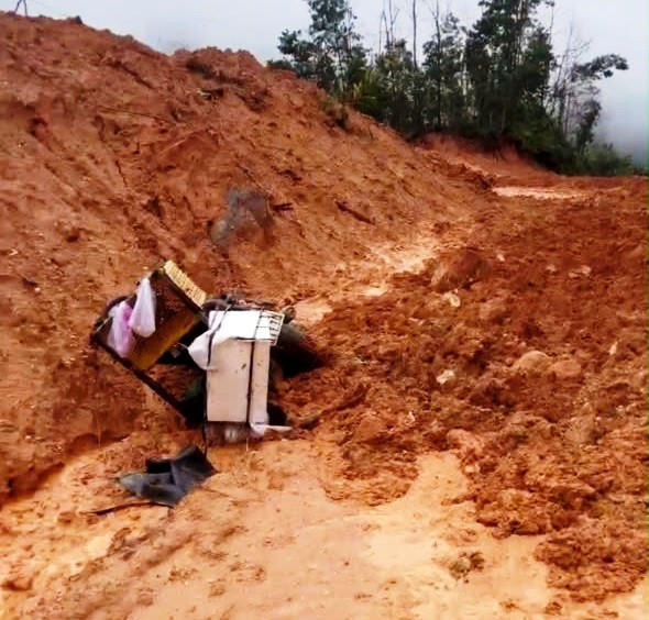 Một xe máy bị vùi lấp sau vụ sạt lở. ẢNH: CẮT TỪ CLIP