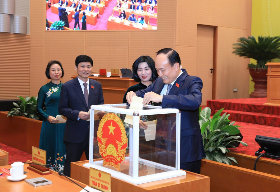 Các đại biểu bỏ phiếu bầu tại kỳ họp.