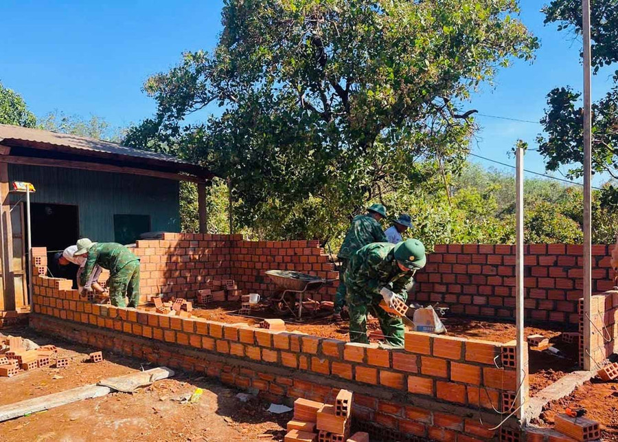 Cán bộ, chiến sĩ Đồn Biên phòng Ia Chia tham gia xóa nhà tạm, nhà dột nát cho hộ khó khăn trên địa bàn. Ảnh: P.D