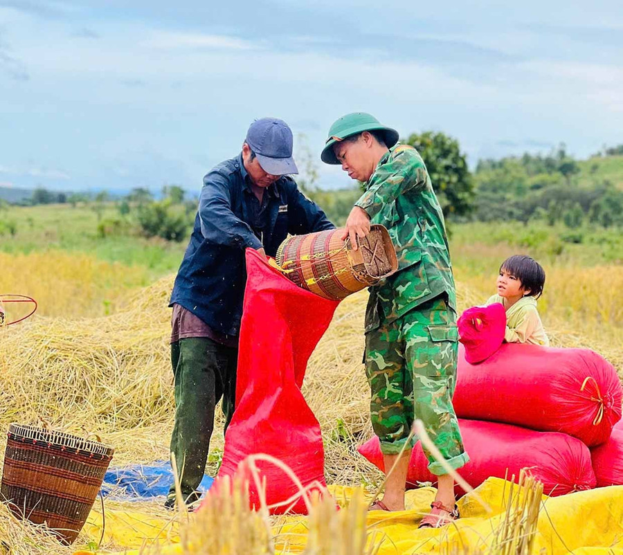 Với cán bộ, chiến sĩ Đồn Biên phòng Ia Chia giúp dân không chỉ là nhiệm vụ, mà còn là mệnh lệnh từ trái tim. Ảnh: ĐVCC