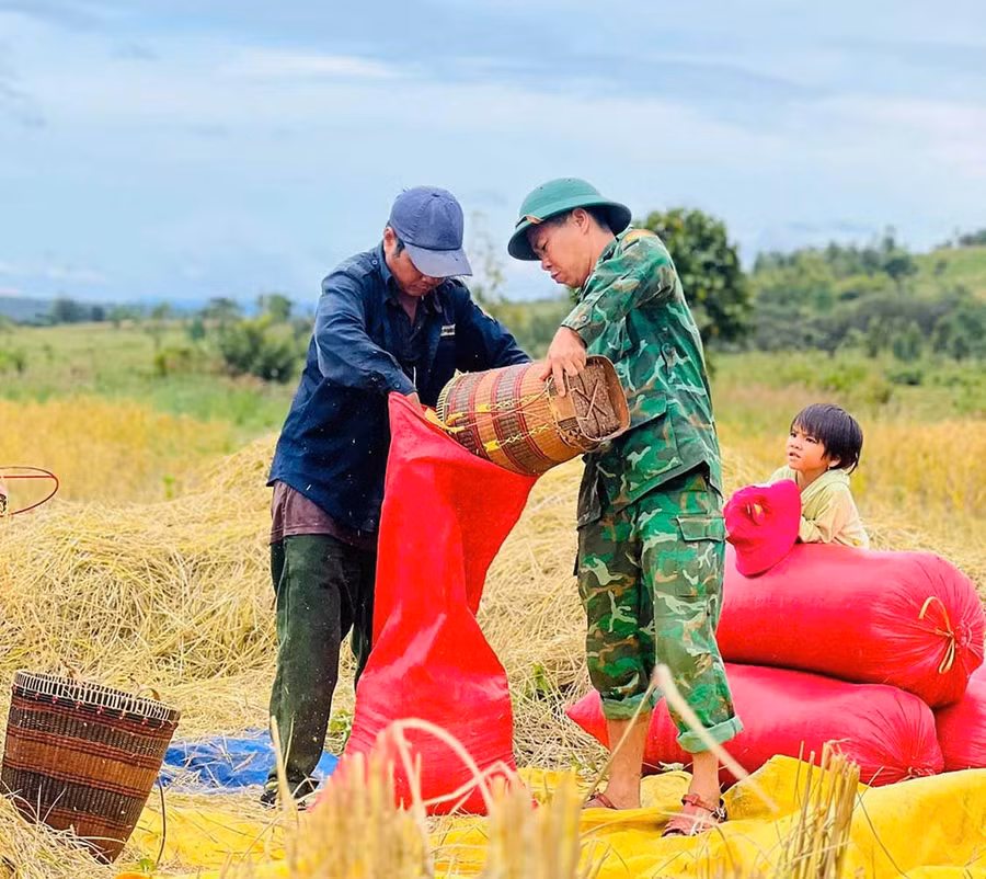 Với cán bộ, chiến sĩ Đồn Biên phòng Ia Chia giúp dân không chỉ là nhiệm vụ, mà còn là mệnh lệnh từ trái tim. Ảnh: ĐVCC