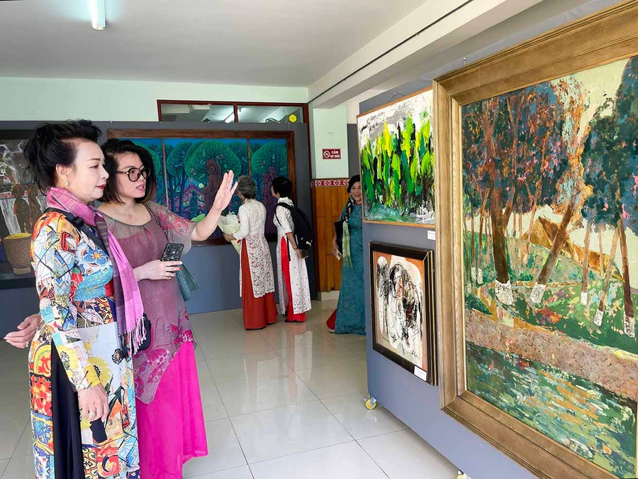 Các tác phẩm hội họa tại triển lãm “Giao hòa” thu hút sự quan tâm của những người yêu nghệ thuật. Ảnh: Phương Duyên
