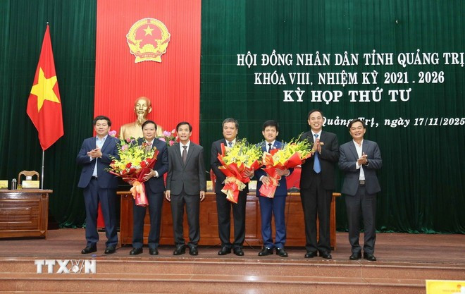 Tặng hoa chúc mừng Chủ tịch Ủy ban Nhân dân tỉnh Quảng Trị Lê Hồng Vinh, Phó Chủ tịch Ủy ban Nhân dân tỉnh Quảng Trị Lê Văn Bảo và nguyên Chủ tịch Ủy ban Nhân dân tỉnh Quảng Trị Trần Phong. (Ảnh: Tá Chuyên/TTXVN)