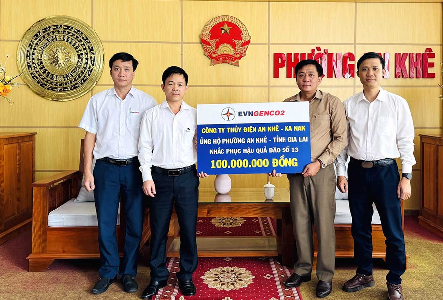 Đại diện lãnh đạo AKKN trao số tiền 100 triệu đồng ủng hộ khắc phục hậu quả bão số 13 cho phường An Khê. Ảnh: AKKN