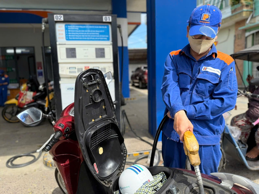 Giá xăng RON95-III tăng lên 20.576 đồng/lít từ 15 giờ ngày 13-11.