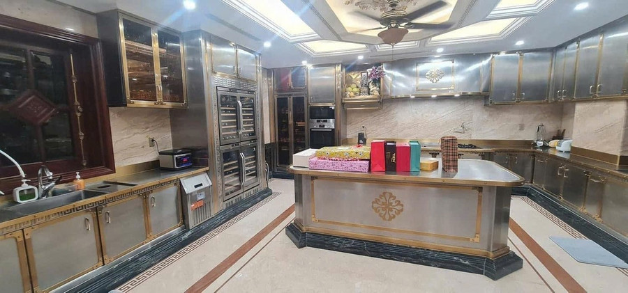 Hình ảnh bên ngoài biệt phủ cùng dàn siêu xe.