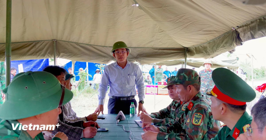 Phó Chủ tịch Ủy ban nhân dân thành phố Đà Nẵng Trần Nam Hưng (đứng giữa) chỉ đạo các lực lượng tại Sở Chỉ huy tiền phương. (Ảnh: PV/Vietnam+)
