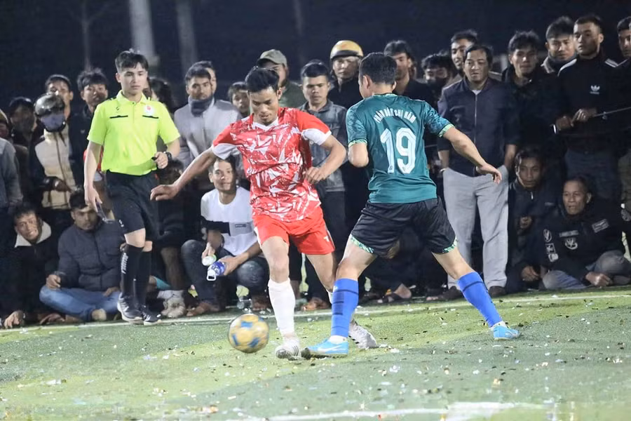 Anh Dung (áo đỏ) thi đấu trong một giải phong trào ở địa phương.