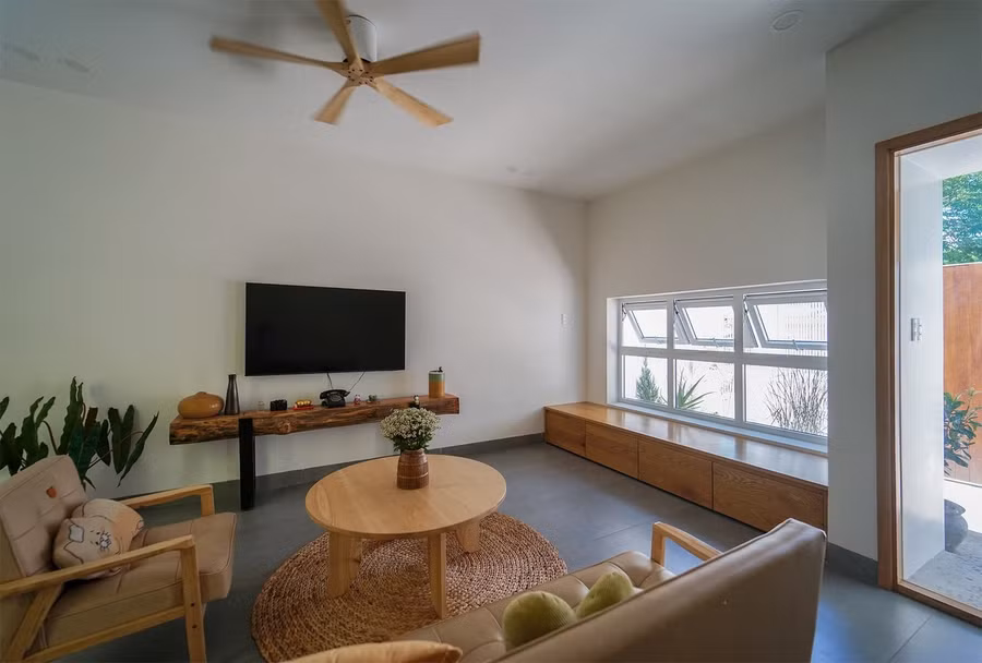 Ánh sáng di chuyển qua từng khung cửa, phản chiếu lên những bức tường mộc mạc, tạo nên nhịp điệu riêng cho không gian sống.