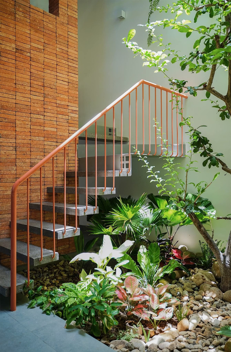 Các mảng xanh được cài cắm tinh tế ở giếng trời, ban công và hành lang giúp không khí trong lành và nhẹ nhõm hơn.