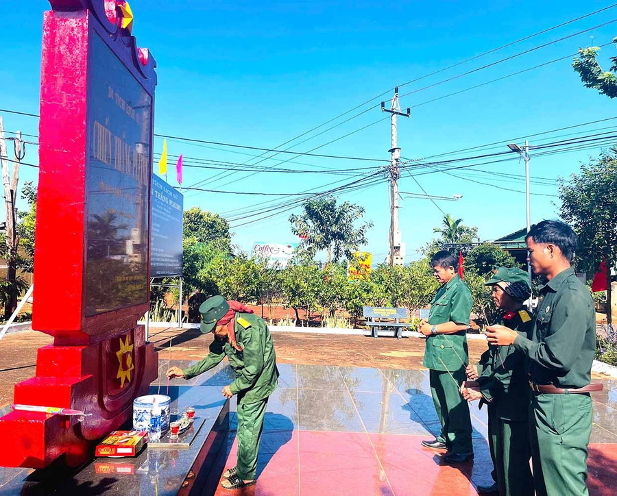 Bia di tích - gạch nối giữa quá khứ và hiện tại luôn là “địa chỉ đỏ” để các thế hệ cựu chiến binh tìm về mỗi dịp kỷ niệm Chiến thắng Plei Me. Ảnh: P.D