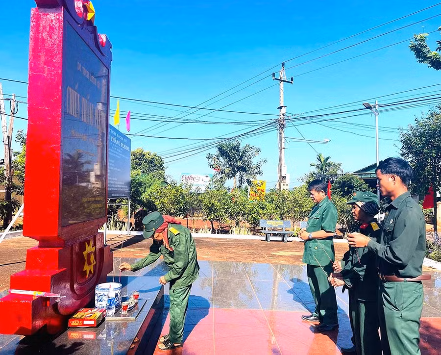 Bia di tích - gạch nối giữa quá khứ và hiện tại luôn là “địa chỉ đỏ” để các thế hệ cựu chiến binh tìm về mỗi dịp kỷ niệm Chiến thắng Plei Me. Ảnh: P.D