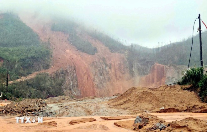 Hiện trường sạt lở đất ở xã Cẩm Trung, Hà Tĩnh, vùi lấp một ngôi nhà và hư hỏng 03 trang trại. (Ảnh: Công Tường/TTXVN)