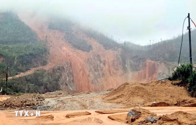 Hiện trường sạt lở đất ở xã Cẩm Trung, Hà Tĩnh, vùi lấp một ngôi nhà và hư hỏng 03 trang trại. (Ảnh: Công Tường/TTXVN)