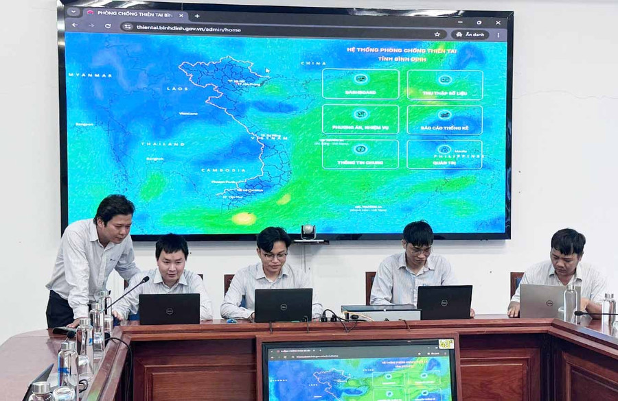 Đội ngũ kỹ sư VNPT Gia Lai vận hành hệ thống phần mềm phòng chống thiên tai. Ảnh: Trọng Lợi