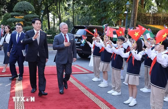 Thiếu nhi Thủ đô Hà Nội chào mừng Quốc vương Jordan Abdullah II Ibn Al Hussein thăm chính thức Việt Nam. (Ảnh: Lâm Khánh/TTXVN)