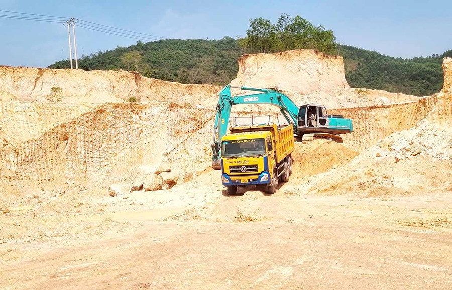 Hoạt động khai thác đất san lấp tại mỏ đất thuộc phường Quy Nhơn Tây.