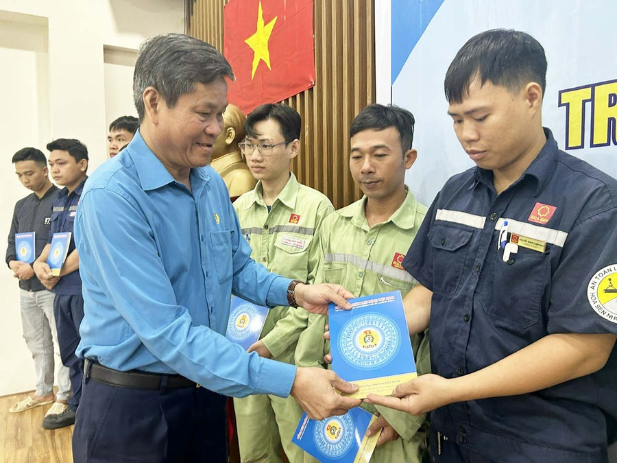 Phó Chủ tịch Tổng Liên đoàn Lao động Việt Nam Huỳnh Thanh Xuân trao hỗ trợ cho đoàn viên, người lao động bị ảnh hưởng bão số 13 tại phường Quy Nhơn Đông. Ảnh: Võ Hường