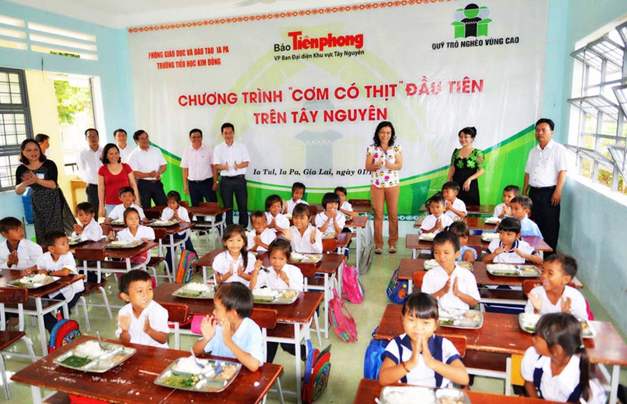 Bữa cơm có thịt tại Trường Tiểu học Kim Đồng (xã Ia Tul). Ảnh: NVCC