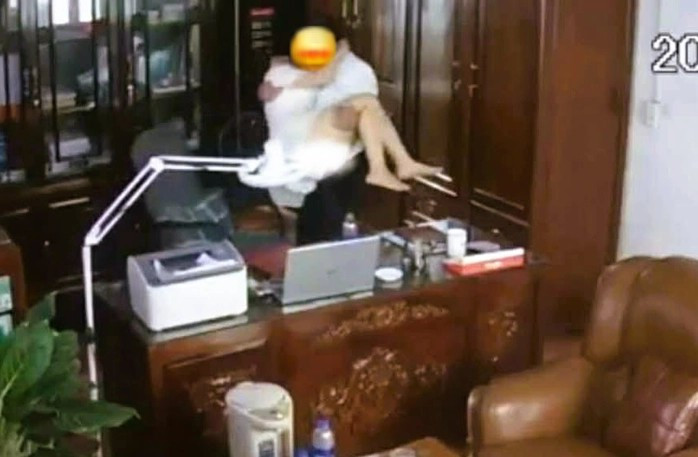 Hình ảnh người đàn ông được cho là lãnh đạo Trường THPT có hành động, cử chỉ 'thân mật' với một phụ nữ trong phòng làm việc. Ảnh cắt từ clip